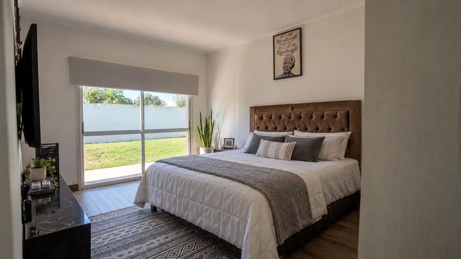 MODERNA CASA CON PATIO Y PISCINA—-APTA CRÉDITO HIPOTECARIO.