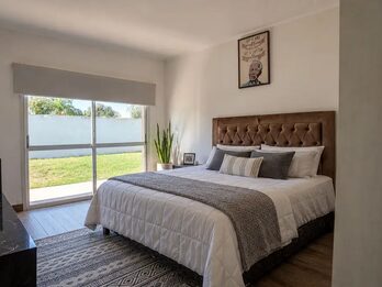 MODERNA CASA CON PATIO Y PISCINA—-APTA CRÉDITO HIPOTECARIO.