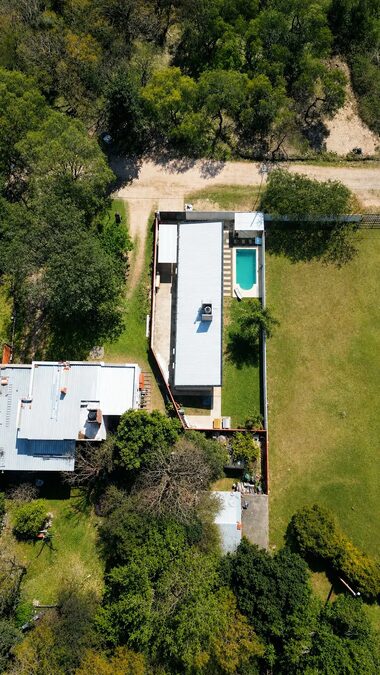 MODERNA CASA CON PATIO Y PISCINA—-APTA CRÉDITO HIPOTECARIO.