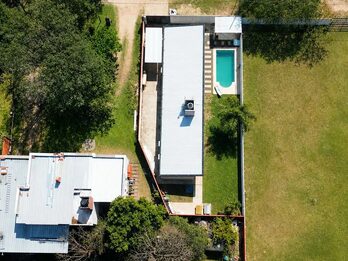 MODERNA CASA CON PATIO Y PISCINA—-APTA CRÉDITO HIPOTECARIO.