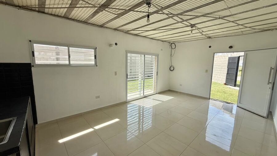 Casa de 2 dormitorios con cochera  en alquiler - San Benito