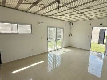 Casa de 2 dormitorios con cochera  en alquiler - San Benito