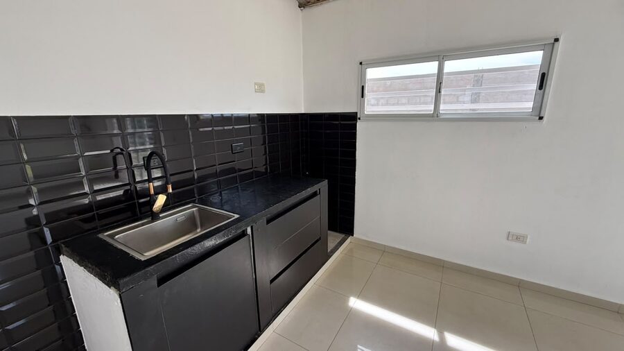 Casa de 2 dormitorios con cochera  en alquiler - San Benito