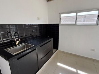 Casa de 2 dormitorios con cochera  en alquiler - San Benito