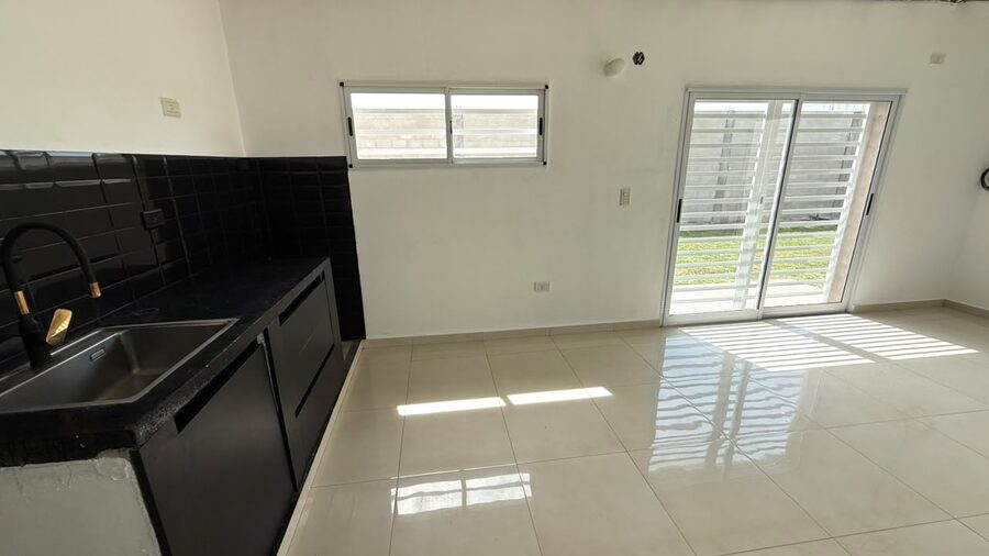 Casa de 2 dormitorios con cochera  en alquiler - San Benito