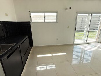 Casa de 2 dormitorios con cochera  en alquiler - San Benito