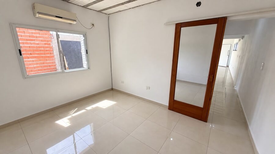 Casa de 2 dormitorios con cochera  en alquiler - San Benito