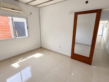 Casa de 2 dormitorios con cochera  en alquiler - San Benito