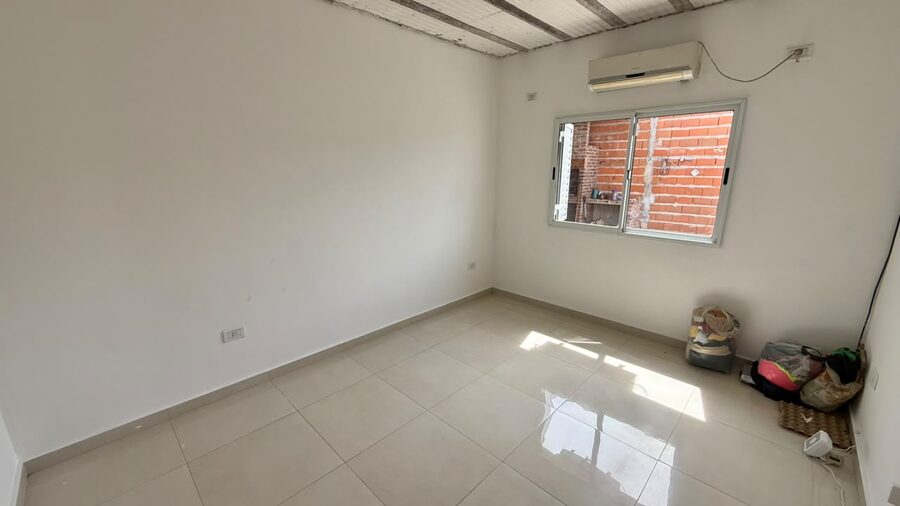 Casa de 2 dormitorios con cochera  en alquiler - San Benito