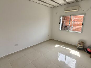 Casa de 2 dormitorios con cochera  en alquiler - San Benito