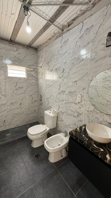 Casa de 2 dormitorios con cochera  en alquiler - San Benito