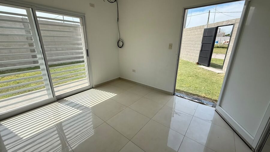 Casa de 2 dormitorios con cochera  en alquiler - San Benito