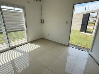 Casa de 2 dormitorios con cochera  en alquiler - San Benito