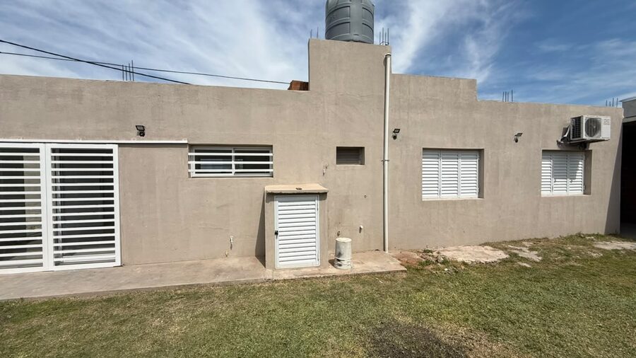 Casa de 2 dormitorios con cochera  en alquiler - San Benito