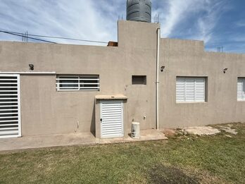 Casa de 2 dormitorios con cochera  en alquiler - San Benito