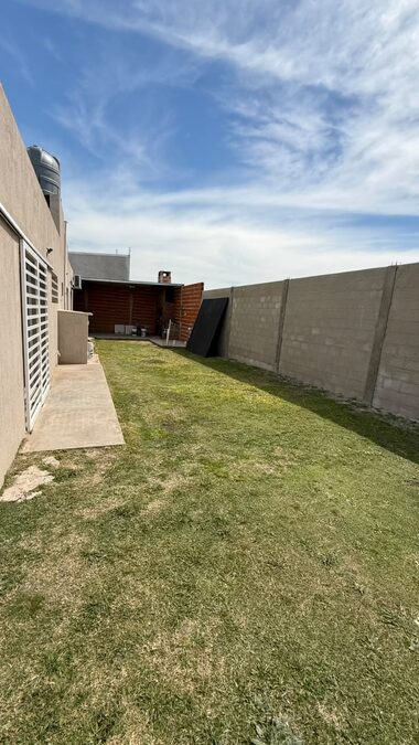 Casa de 2 dormitorios con cochera  en alquiler - San Benito