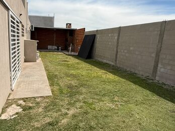 Casa de 2 dormitorios con cochera  en alquiler - San Benito