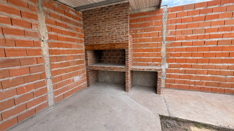 Casa de 2 dormitorios con cochera  en alquiler - San Benito