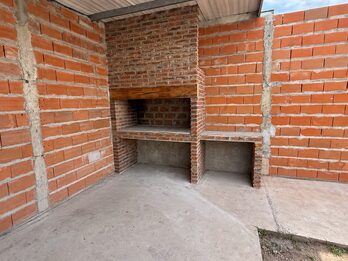 Casa de 2 dormitorios con cochera  en alquiler - San Benito