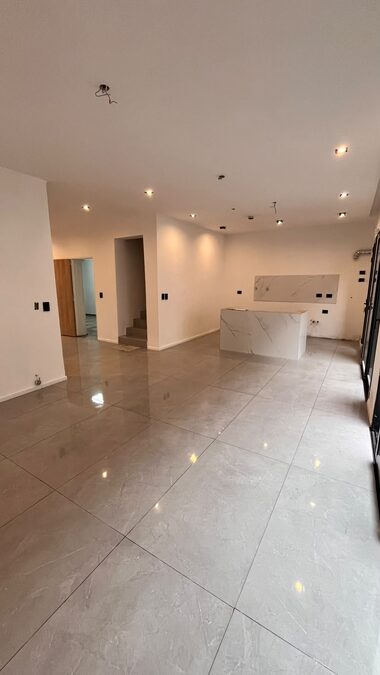 EN VENTA HERMOSA CASA EN ZONA 5 ESQUINA- LISTA PARA ESCRITURAR