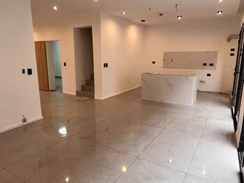 EN VENTA HERMOSA CASA EN ZONA 5 ESQUINA- LISTA PARA ESCRITURAR