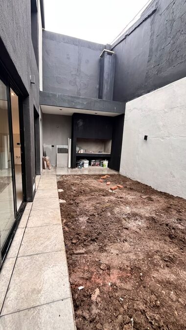 EN VENTA HERMOSA CASA EN ZONA 5 ESQUINA- LISTA PARA ESCRITURAR