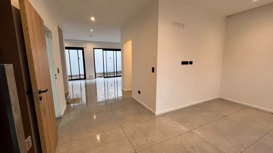 EN VENTA HERMOSA CASA EN ZONA 5 ESQUINA- LISTA PARA ESCRITURAR