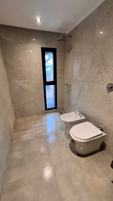 EN VENTA HERMOSA CASA EN ZONA 5 ESQUINA- LISTA PARA ESCRITURAR
