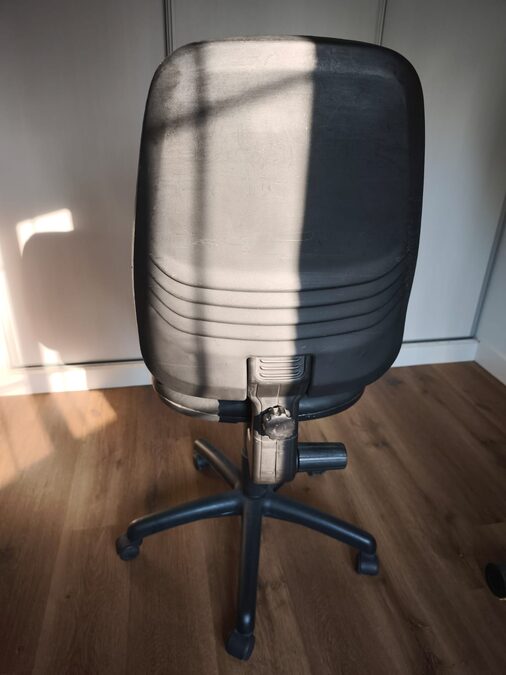 VENDO: Silla de escritorio giratoria negra con ruedas (Operativa / PC)