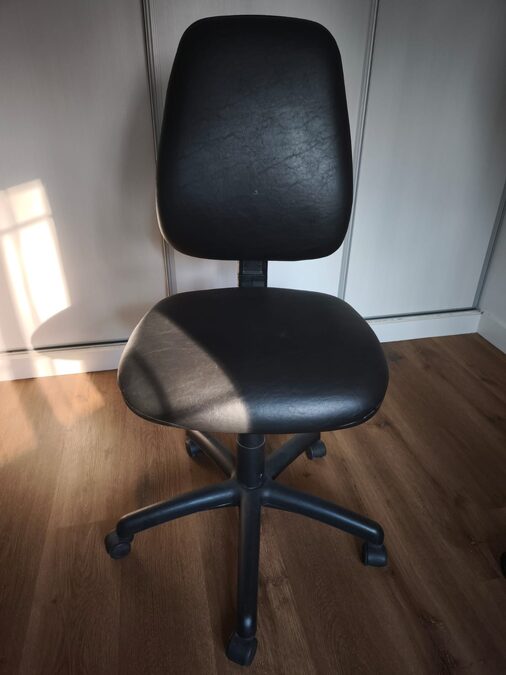 VENDO: Silla de escritorio giratoria negra con ruedas (Operativa / PC)