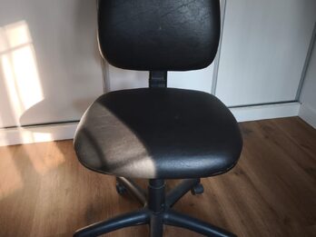 VENDO: Silla de escritorio giratoria negra con ruedas (Operativa / PC)