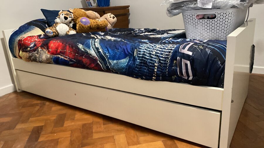 Vendo cama carro y cómoda (juego completo)