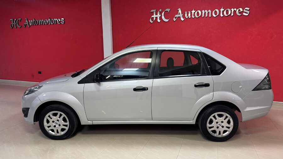 FORD FIESTA MAX  1.6cc FULL !!!