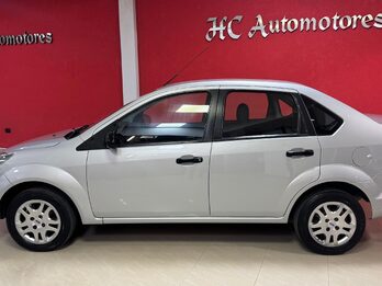 FORD FIESTA MAX  1.6cc FULL !!!