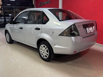 FORD FIESTA MAX  1.6cc FULL !!!