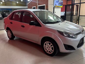 FORD FIESTA MAX  1.6cc FULL !!!
