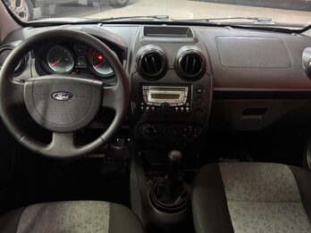 FORD FIESTA MAX  1.6cc FULL !!!