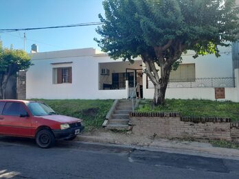 Oportunidad en Paraná: Casa a Refaccionar con Gran Terreno de 477 m² - Zona Av. Almafuerte