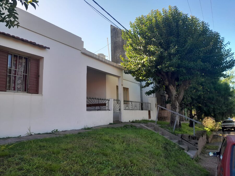 Oportunidad en Paraná: Casa a Refaccionar con Gran Terreno de 477 m² - Zona Av. Almafuerte