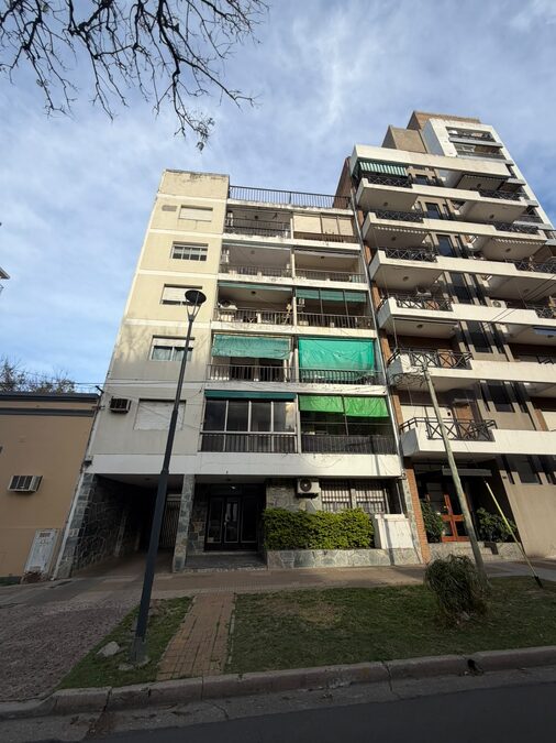 VENDO DEPARTAMENTO 2 DORMITORIOS Y COCHERA - CORDOBA Y MALVINAS.