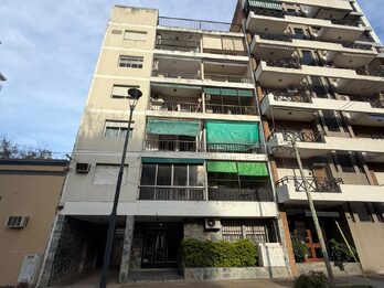 VENDO DEPARTAMENTO 2 DORMITORIOS Y COCHERA - CORDOBA Y MALVINAS.