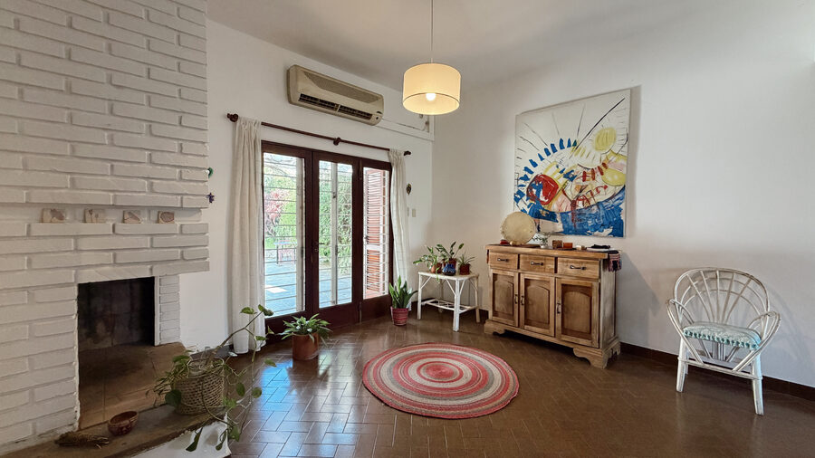 VENTA CASA DE 3 DORMITORIOS CON PATIO Y GARAJE