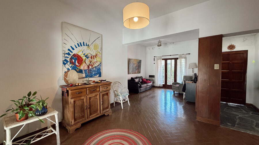 VENTA CASA DE 3 DORMITORIOS CON PATIO Y GARAJE