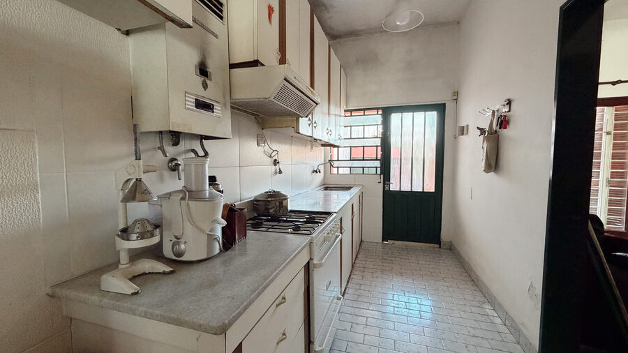 VENTA CASA DE 3 DORMITORIOS CON PATIO Y GARAJE