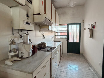 VENTA CASA DE 3 DORMITORIOS CON PATIO Y GARAJE