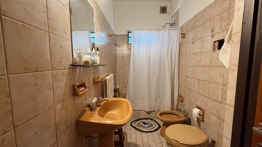 VENTA CASA DE 3 DORMITORIOS CON PATIO Y GARAJE