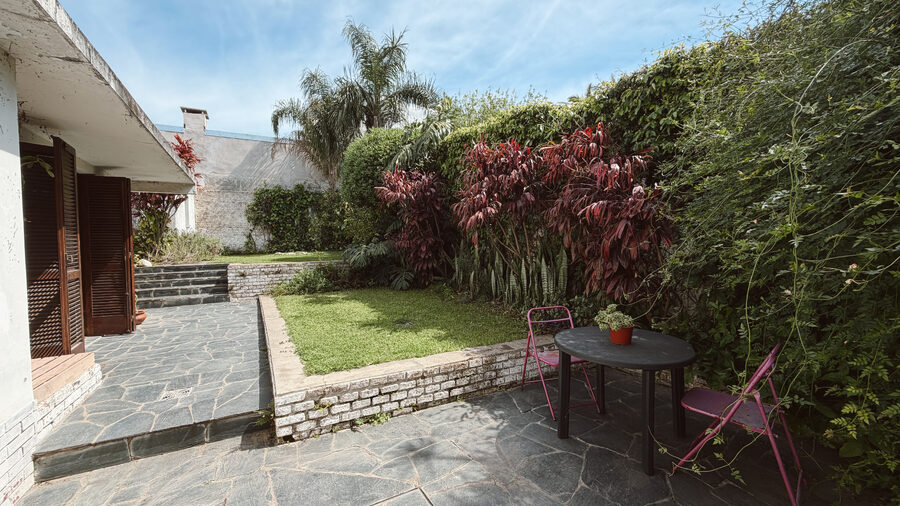 VENTA CASA DE 3 DORMITORIOS CON PATIO Y GARAJE