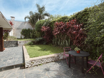 VENTA CASA DE 3 DORMITORIOS CON PATIO Y GARAJE