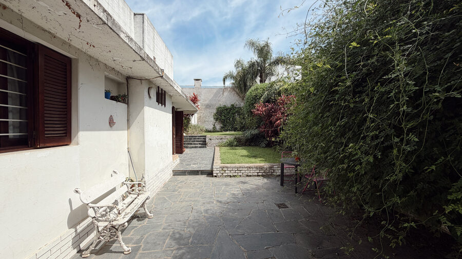 VENTA CASA DE 3 DORMITORIOS CON PATIO Y GARAJE