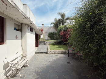 VENTA CASA DE 3 DORMITORIOS CON PATIO Y GARAJE
